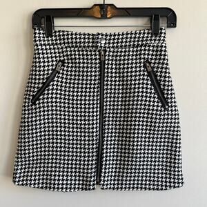 Hollister Ultra High Rise Mini Skirt Houndstooth Front Zipper Detail. XS